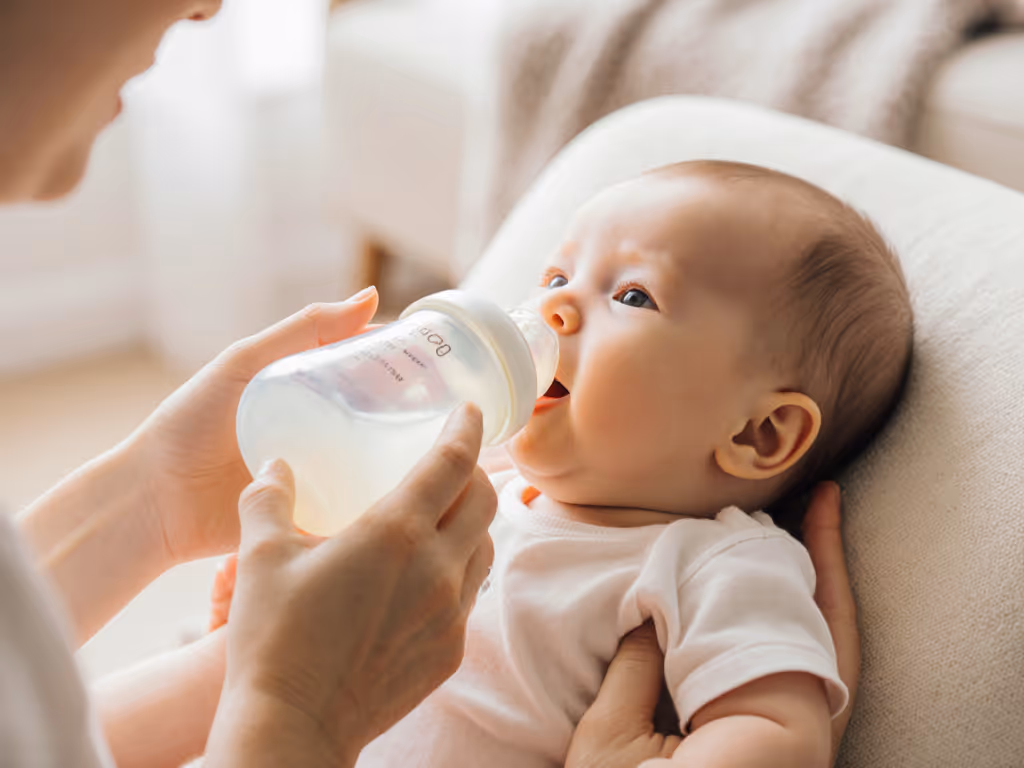 breastfed_baby_happily_accepting_bottle